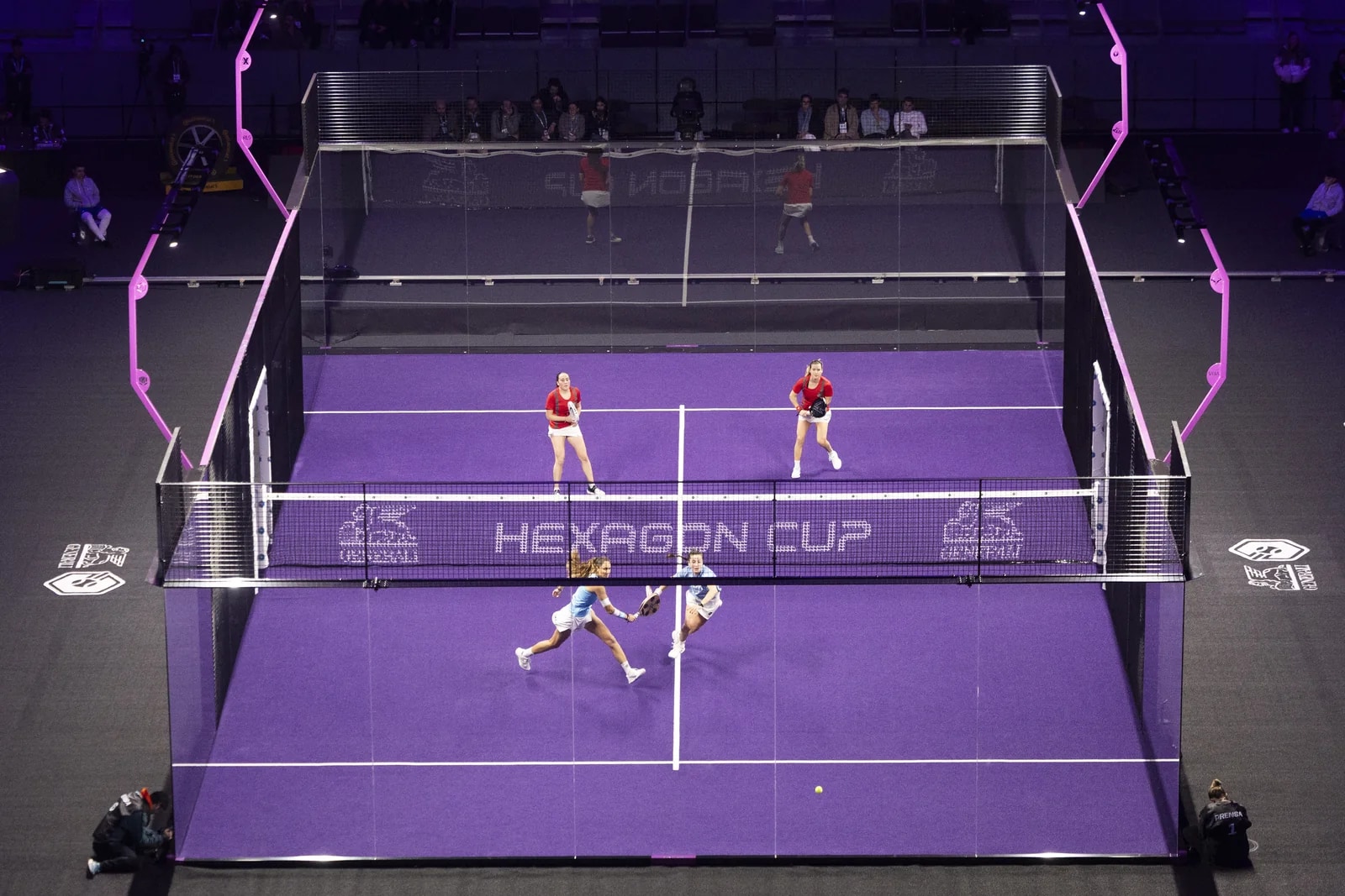 Pista central de la Hexagon Cup iluminada durante un partido.