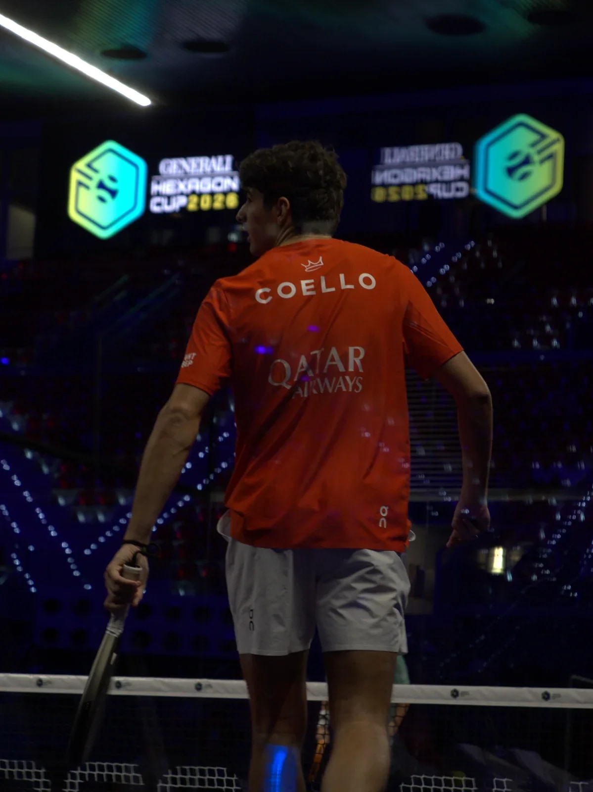 Jugador profesional en pista durante un torneo del circuito.