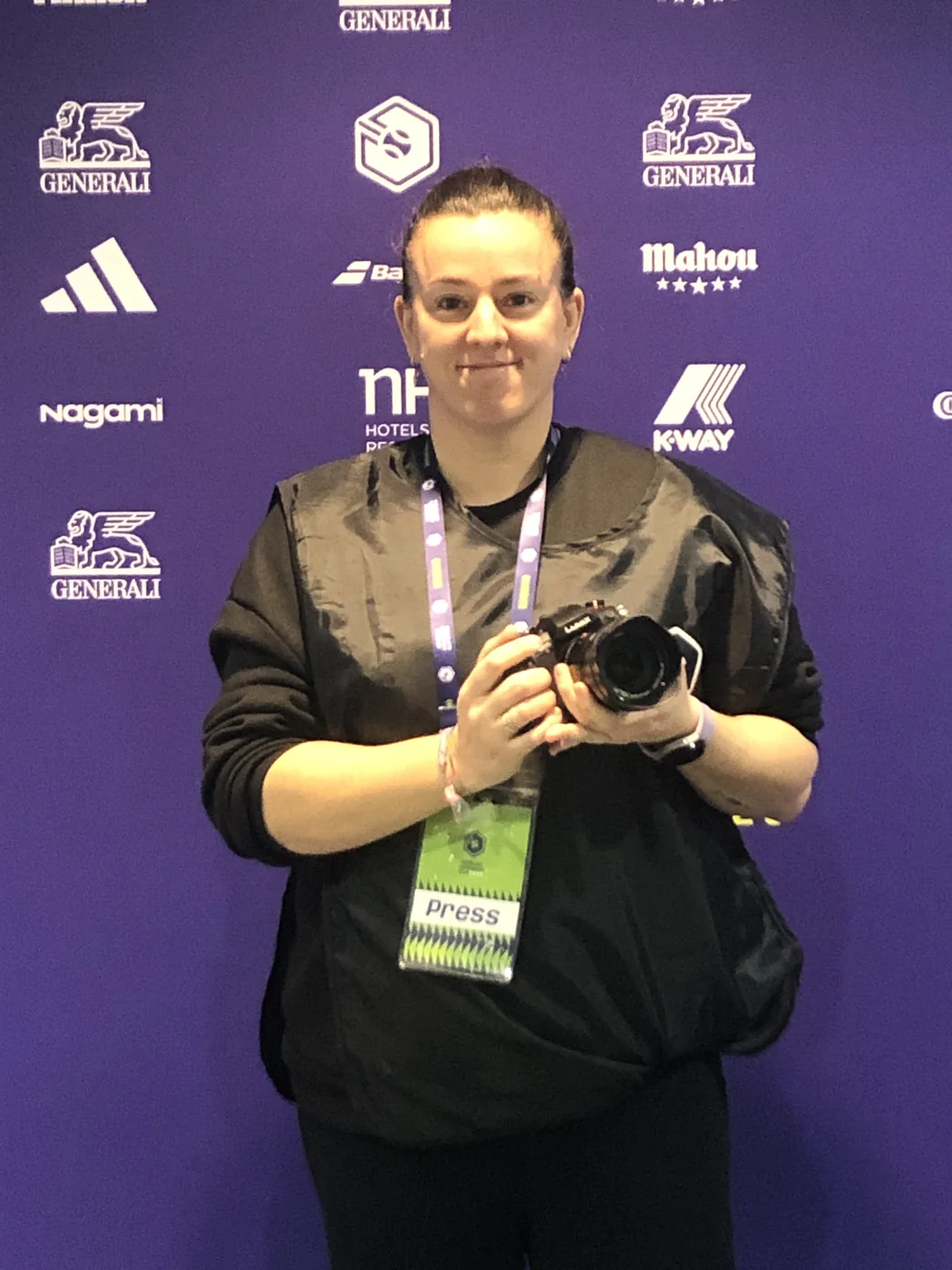 Marta Pérez con la cámara en la sala de prensa del Hexagon Cup